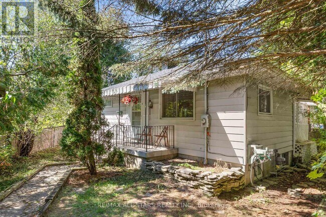 242 Francis St E in Kawartha Lakes, ON - Building Photo - Building Photo