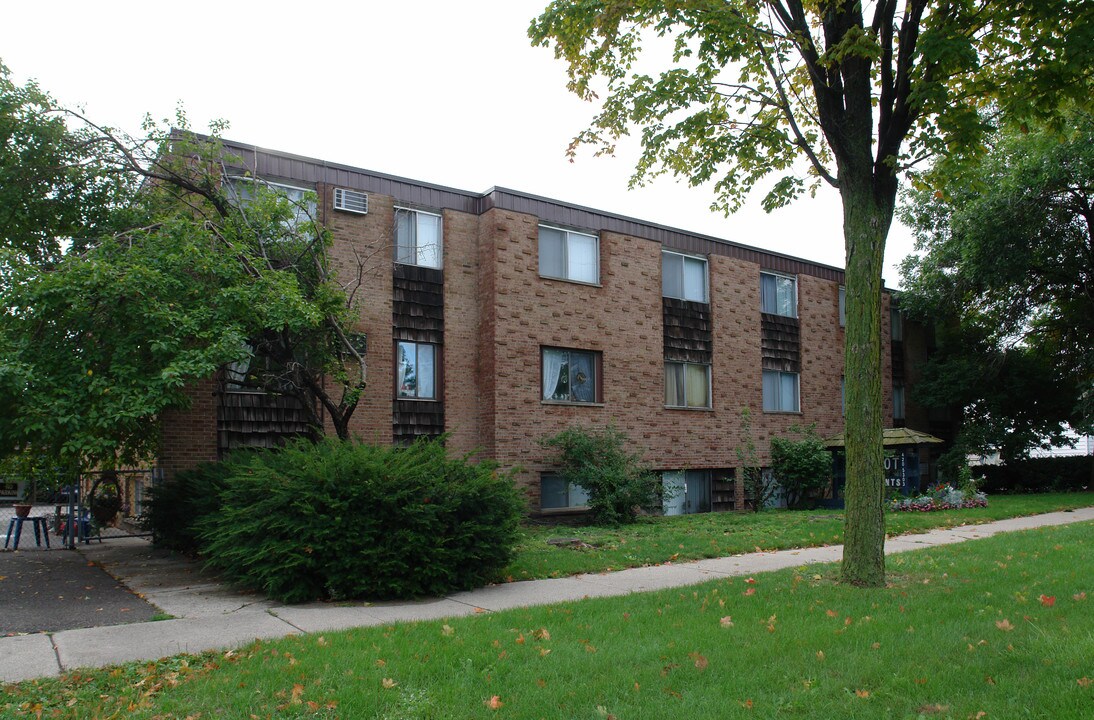 Camelot Apartments in Lansing, MI - Building Photo