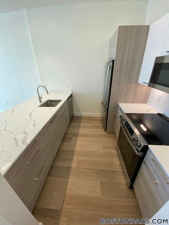 1079 Commonwealth Ave, Unit 408 in Boston, MA - Building Photo