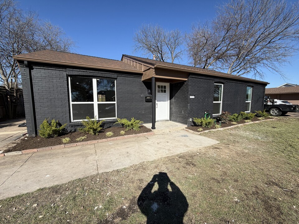 404 Lowell Ln in Richardson, TX - Building Photo