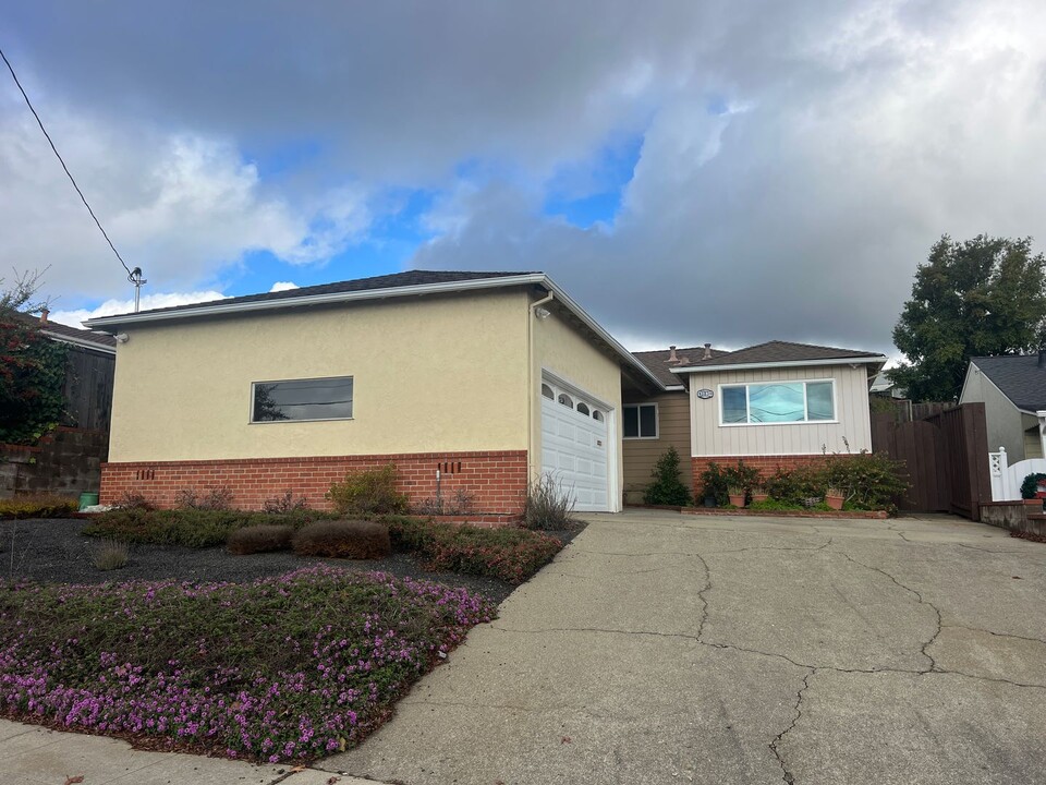 13830 School St in San Leandro, CA - Building Photo