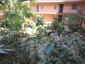 2841 Somerset Dr in Lauderdale Lakes, FL - Building Photo - Building Photo