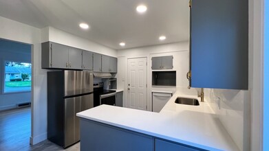 10833 NE Russell St in Portland, OR - Building Photo - Building Photo