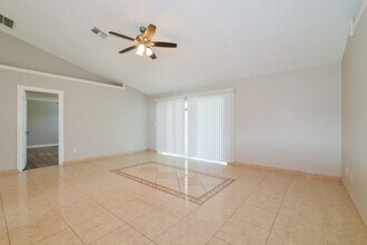 2924 Foraker Way in Kissimmee, FL - Foto de edificio - Building Photo