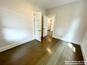 201 E Cottage St, Unit 2 in Boston, MA - Foto de edificio - Building Photo