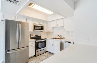 7964 Rim Rock Way in Las Vegas, NV - Building Photo - Building Photo