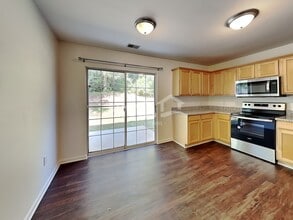 16 Hawkesbury Rd in Simpsonville, SC - Foto de edificio - Building Photo