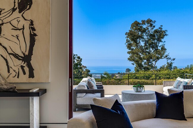 8070 La Jolla Scenic Dr N in San Diego, CA - Building Photo - Building Photo