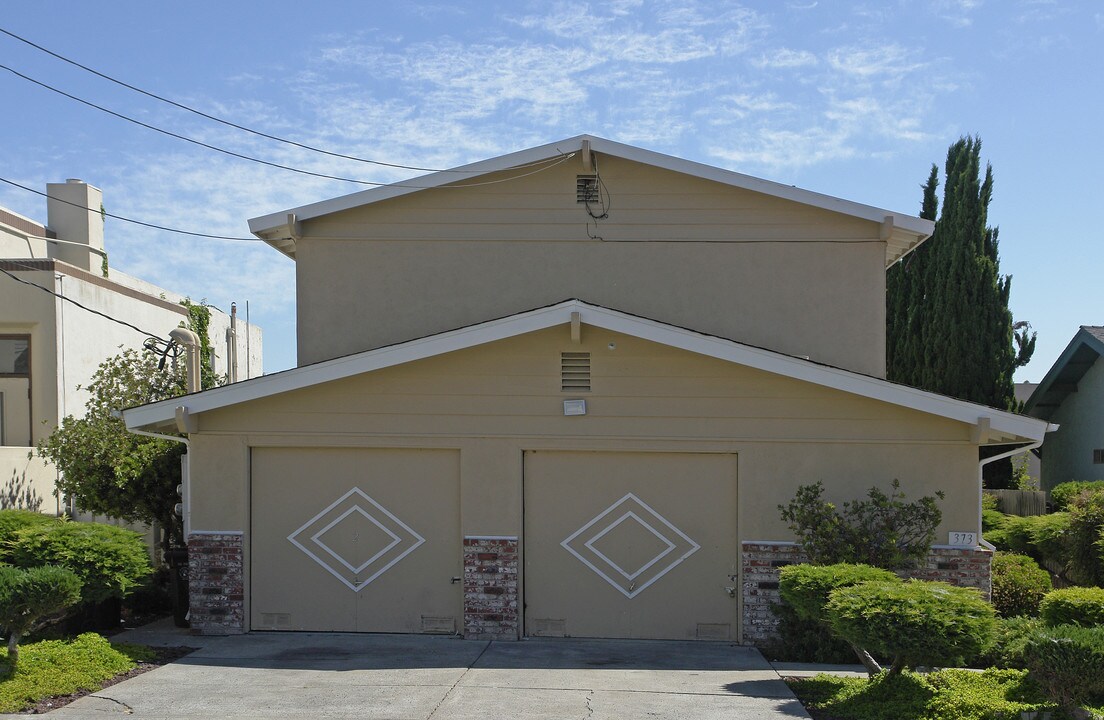 373 Rodeo Ave in Rodeo, CA - Building Photo