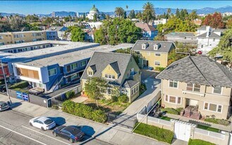 921-923 W 30th St in Los Angeles, CA - Building Photo