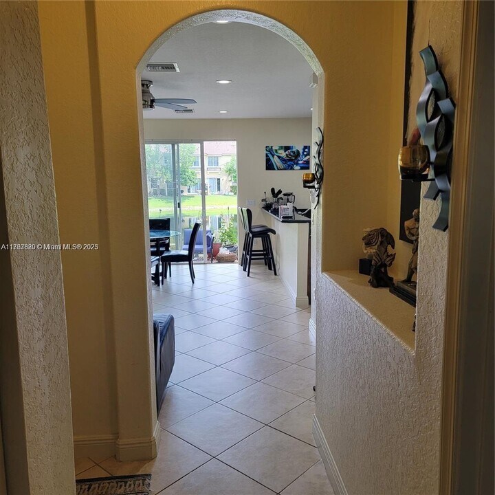 2851 W Prospect Rd in Tamarac, FL - Building Photo