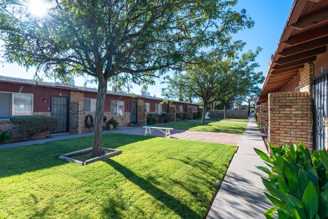 Hilton Place Apartments in El Paso, TX - Building Photo - Building Photo