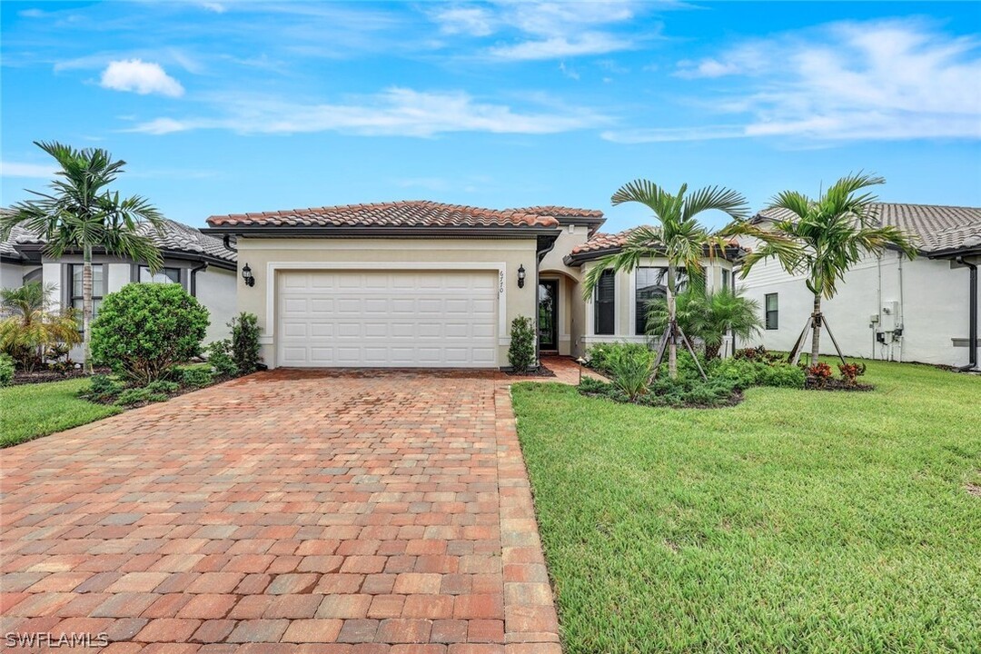 6770 Pennyroyal Dr in Naples, FL - Foto de edificio