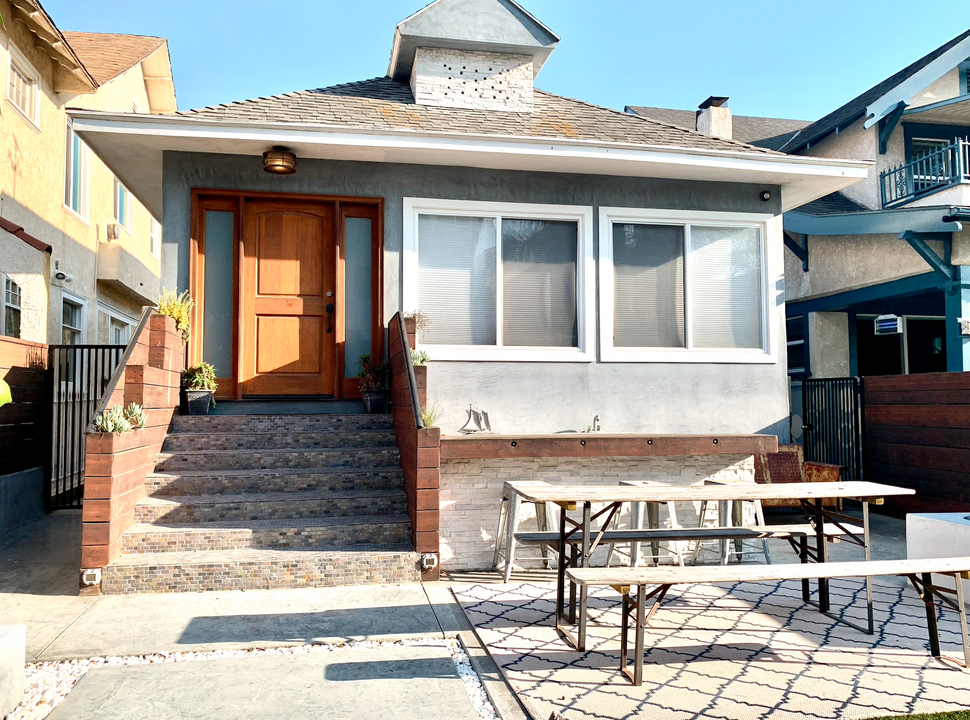 38 Sunset Ave in Venice, CA - Building Photo