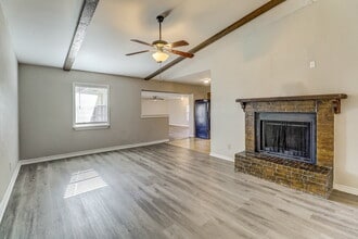 742 Yale Dr in Lancaster, TX - Foto de edificio - Building Photo