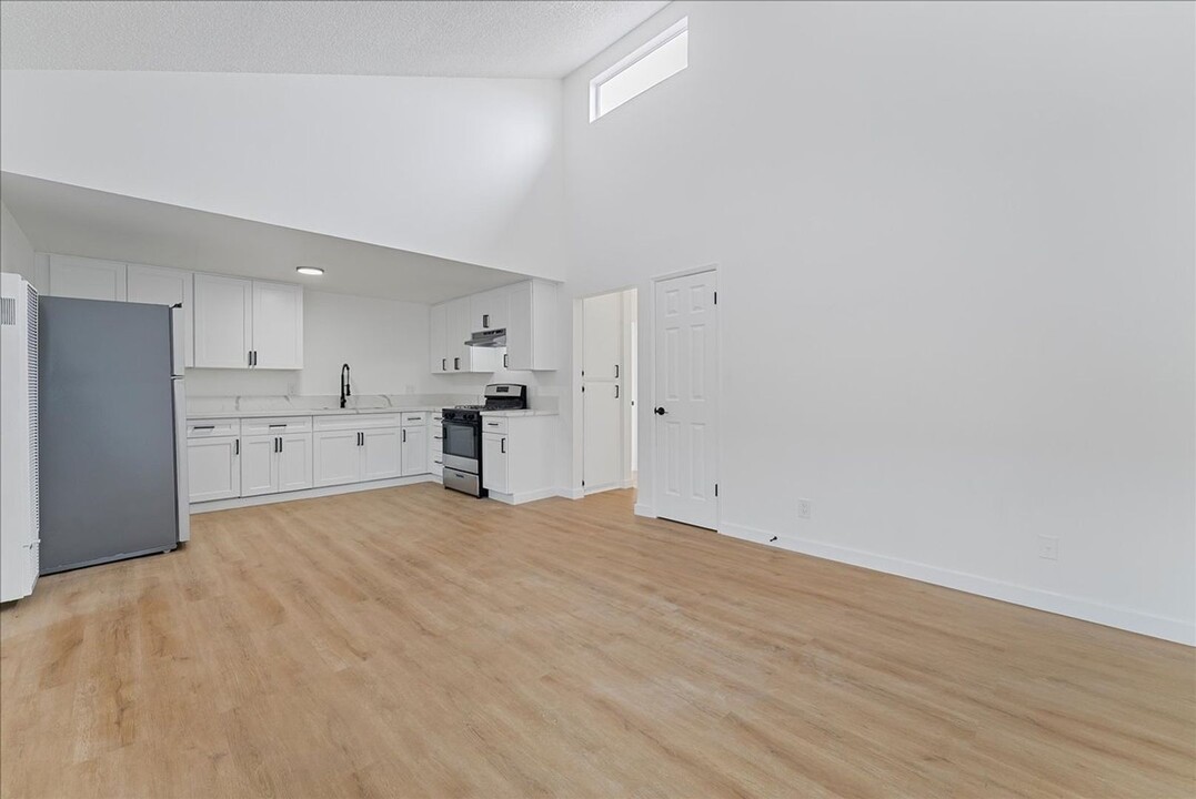 663 W 2nd St in Los Angeles, CA - Building Photo