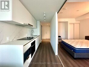 8 Wellesley St W in Toronto, ON - Building Photo - Building Photo