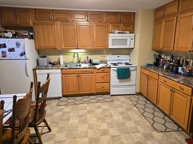 1200 N Madison St, Unit #1 in Bloomington, IN - Foto de edificio - Building Photo