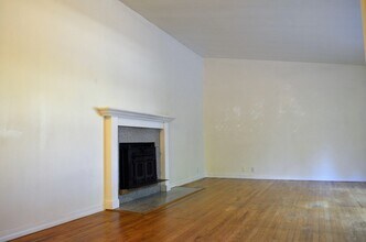 16112 NE 24th St in Bellevue, WA - Building Photo - Building Photo
