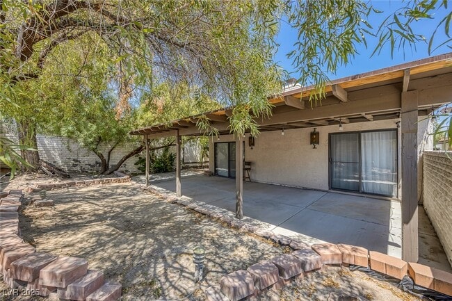 property at 3105 Plaza De Rosa