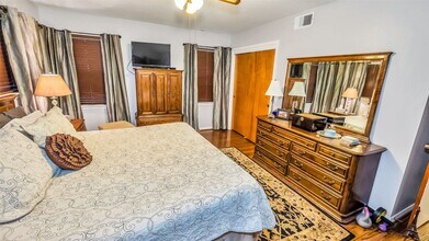 7919 Montglen Dr in Houston, TX - Building Photo - Building Photo