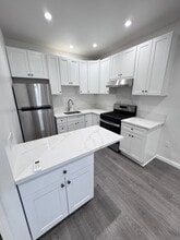13180 Branford St in Los Angeles, CA - Foto de edificio - Building Photo