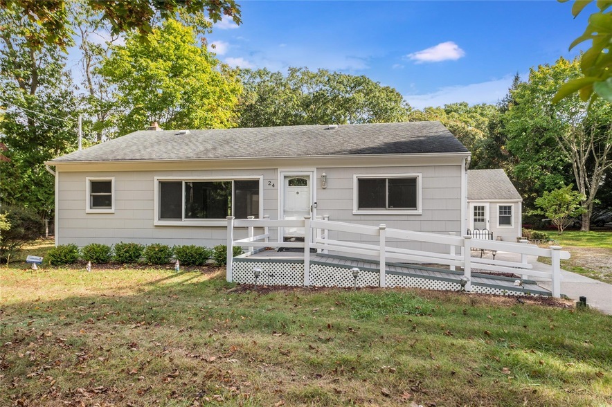 24 Scrub Oak Rd, Unit Apt 301 in Quogue, NY - Building Photo