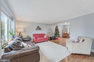 12918 Framingham Ct in Herndon, VA - Building Photo - Building Photo