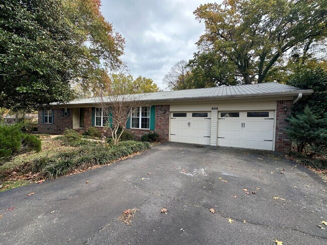property at 809 Knights Ct