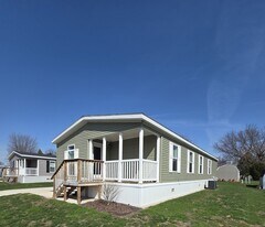 55 Hickory Ln in Sandwich, IL - Building Photo