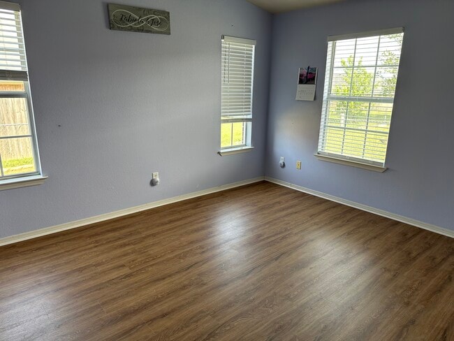 property at 917 E Mimosa Pl