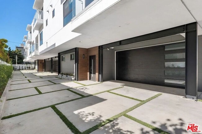 849 N Alta Vista Blvd in Los Angeles, CA - Foto de edificio - Building Photo