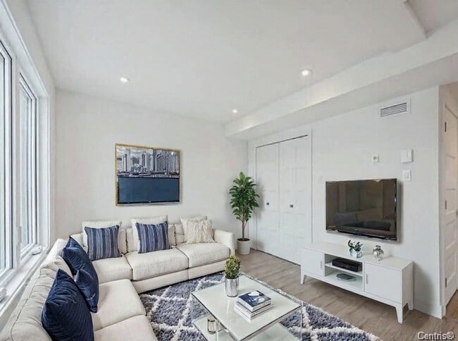 9409 Larose Av in Montréal, QC - Building Photo - Building Photo