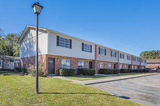 Summerville Apartments in Summerville, SC - Foto de edificio - Building Photo