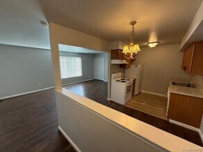 43964 Freeway Dr in Sterling Heights, MI - Building Photo - Building Photo