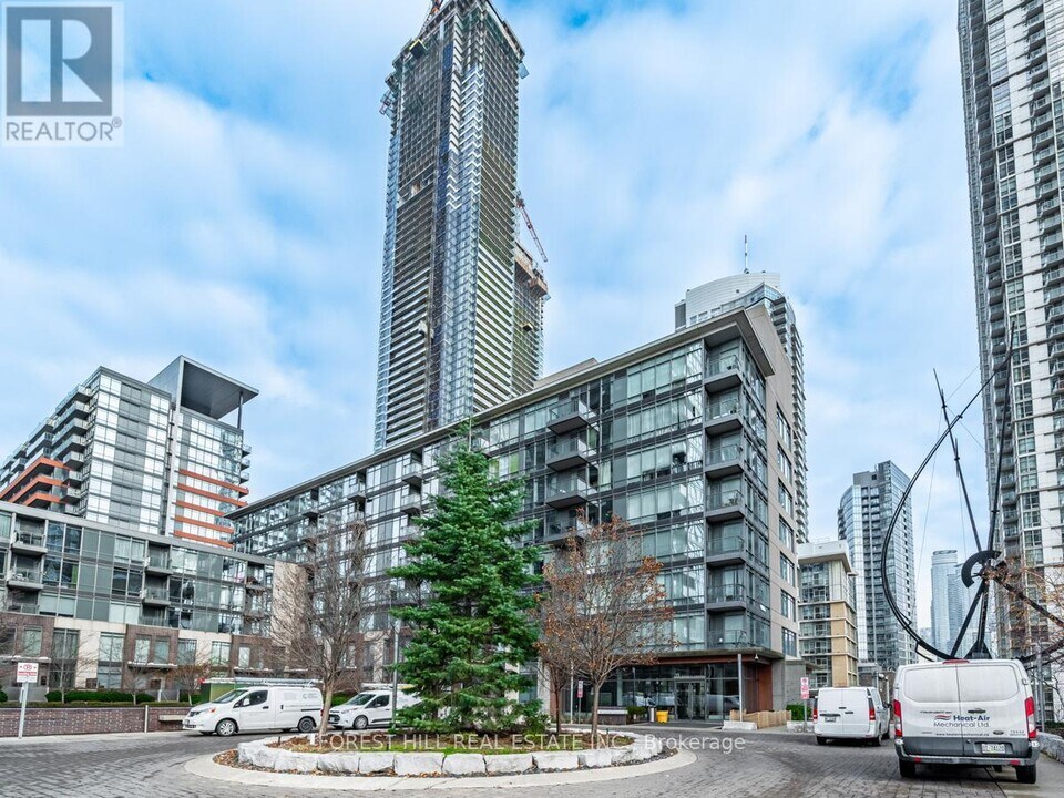 15-815 Brunel Ct in Toronto, ON - Building Photo