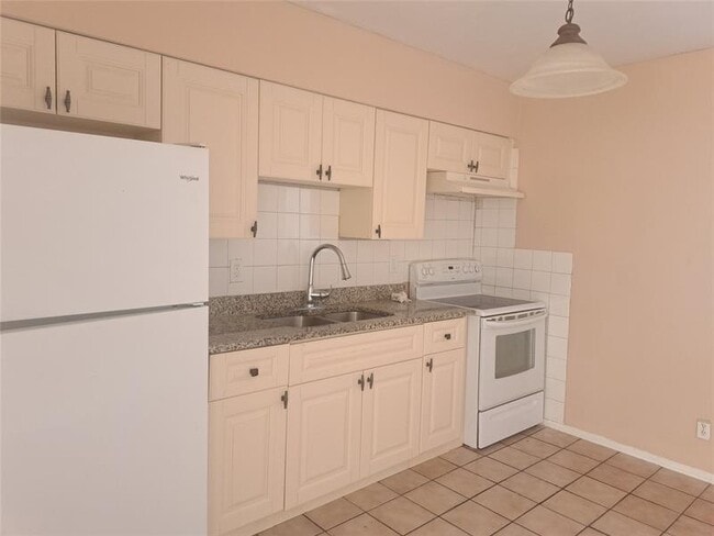 4070 NW 30th Terrace in Lauderdale Lakes, FL - Building Photo - Building Photo