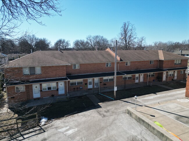 Estes on Ash in Raytown, MO - Building Photo - Building Photo