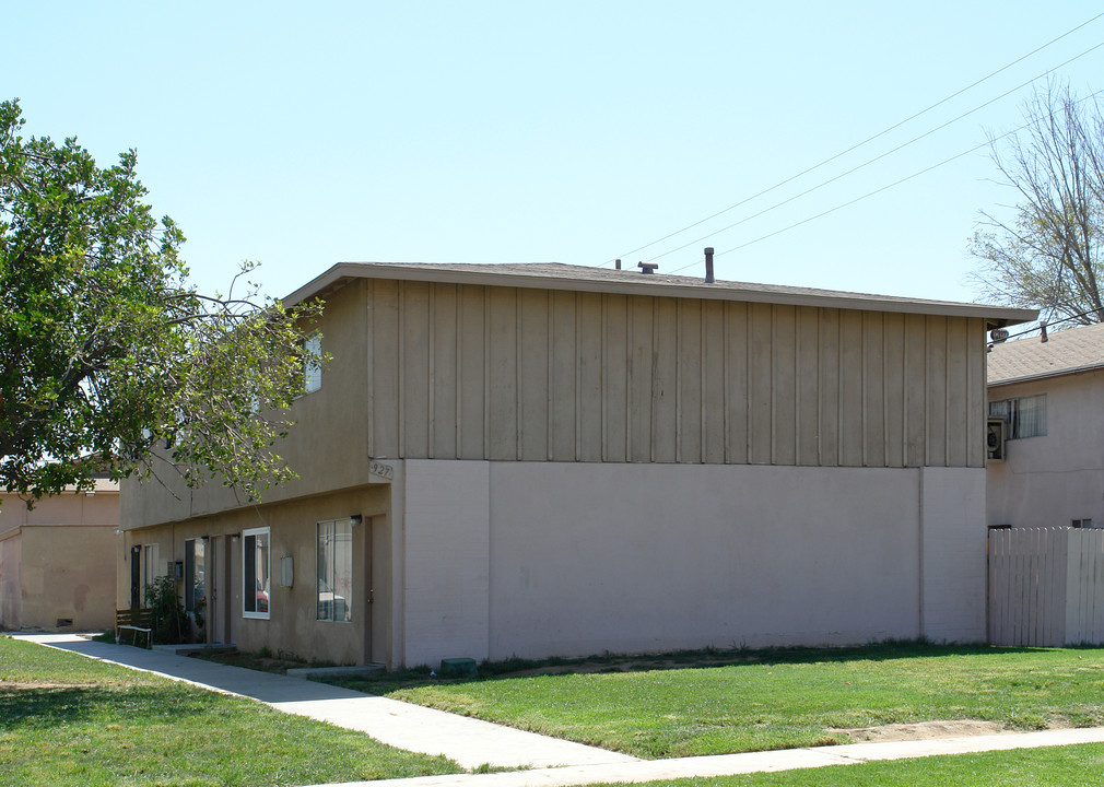 927 N Vicentia Ave in Corona, CA - Building Photo