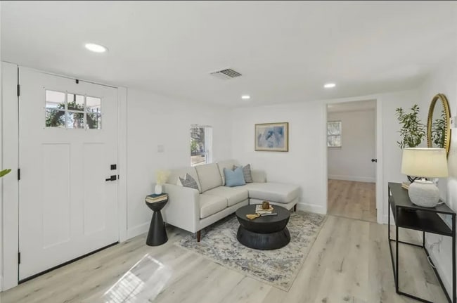 2111 E Ellicott St in Tampa, FL - Building Photo - Building Photo