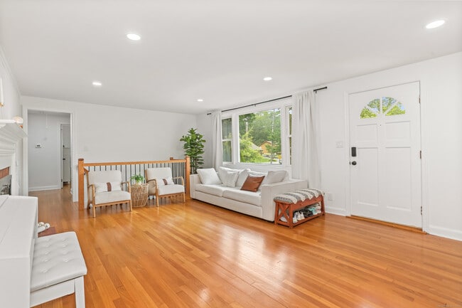 21 Frederick St in Trumbull, CT - Building Photo - Building Photo