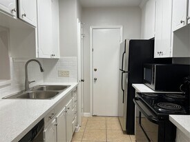 2824 Briarhurst Dr in Houston, TX - Building Photo
