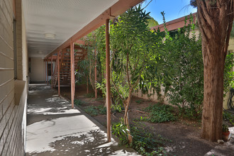 Hallmark Apartments in El Paso, TX - Foto de edificio - Building Photo