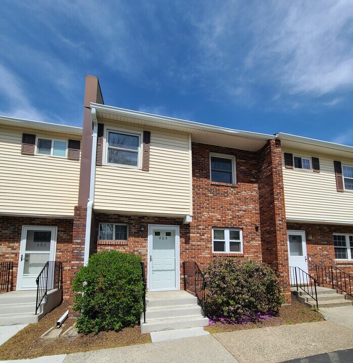 404 Briarwood Ct in New Paltz, NY - Building Photo
