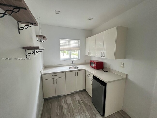 220 Collins Ave, Unit 8A in Miami Beach, FL - Foto de edificio - Building Photo