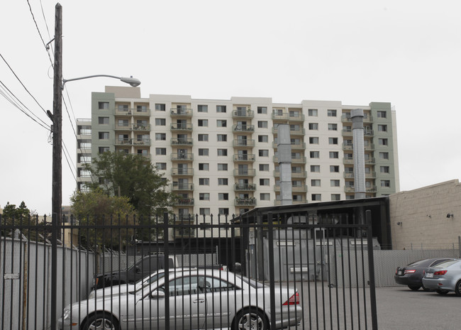 Valdez Plaza in Oakland, CA - Foto de edificio - Building Photo