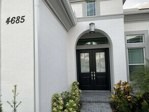4685 Estates Cir in Westlake, FL - Foto de edificio - Building Photo