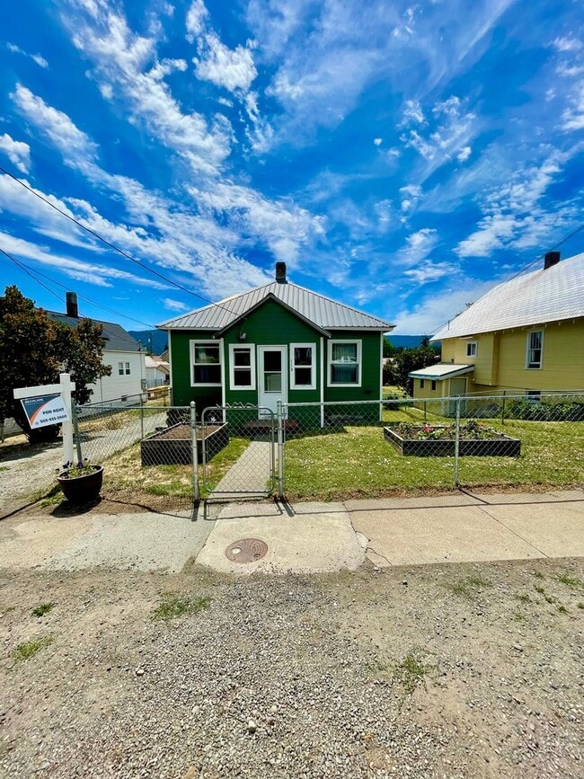 property at 113 W 3rd St