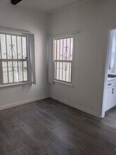 1801 Kingsley N Dr, Unit 104 in Los Angeles, CA - Building Photo - Building Photo