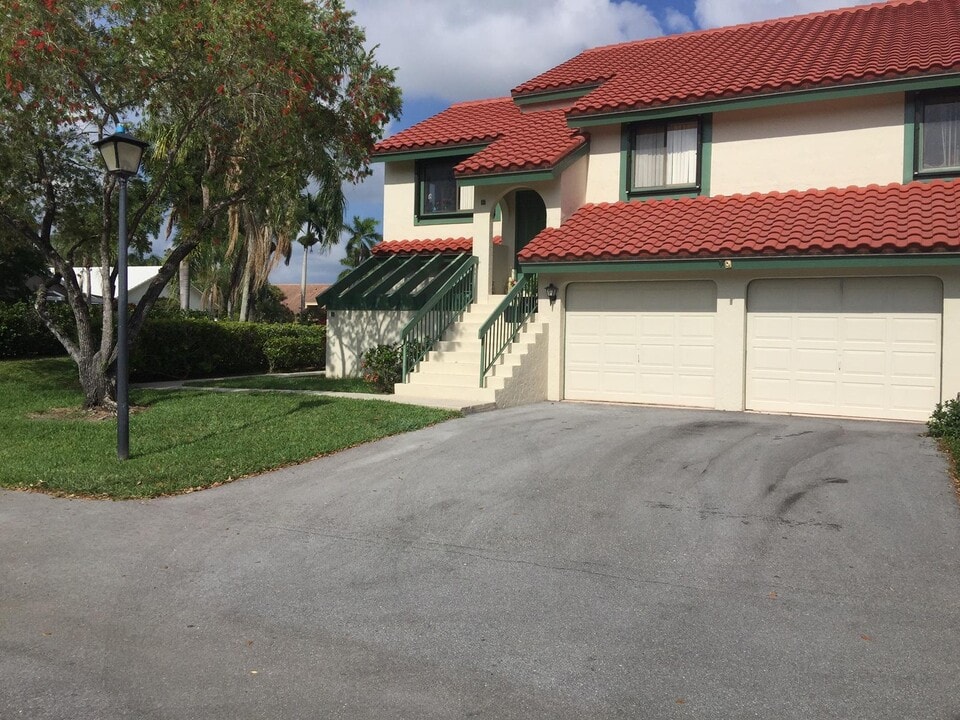 22 Lexington Ln W in Palm Beach Gardens, FL - Building Photo